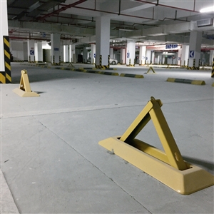 鄞州一小区不买车位就不让停车 地下三百多车