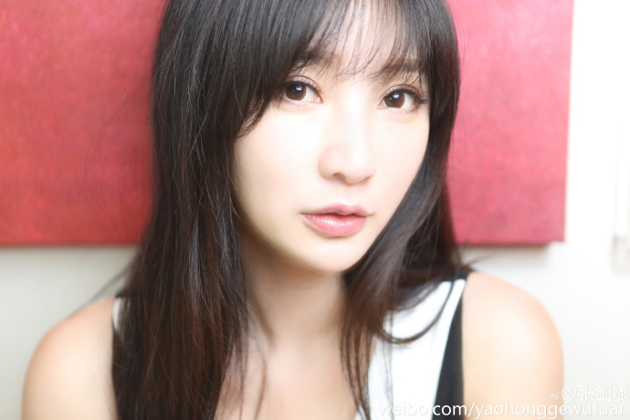 柳岩生日仍工作穿深V卖萌美胸呼之欲出