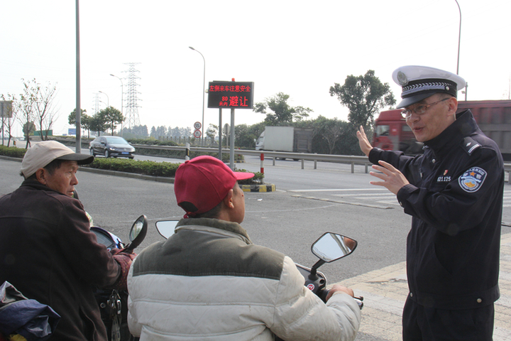 宁波交警老杜发明过马路神器 事故多发路口从