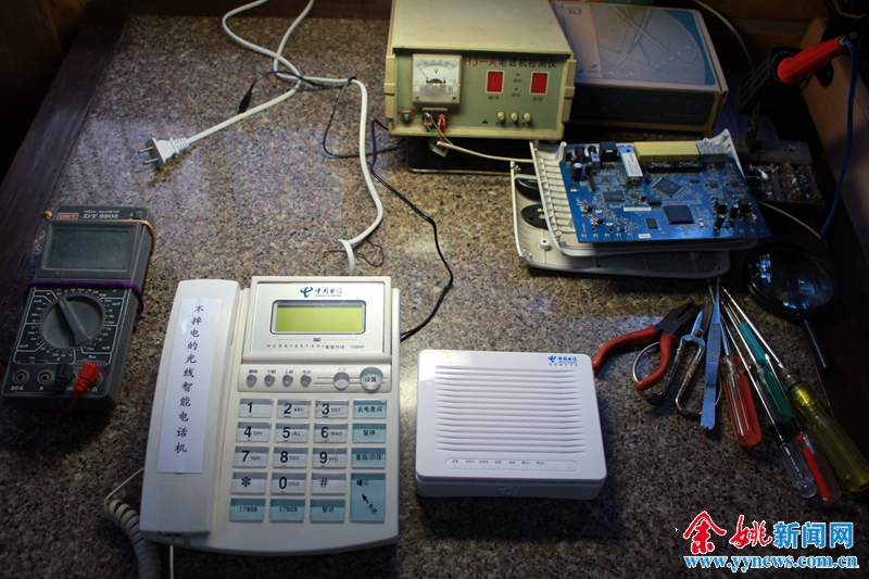 姚退休老人成功研制出不怕停电的光纤智能电话机