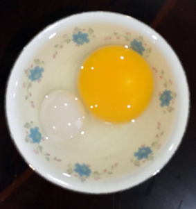 宁波一护士做蛋炒饭被鸭蛋惊呆:双黄蛋一白一