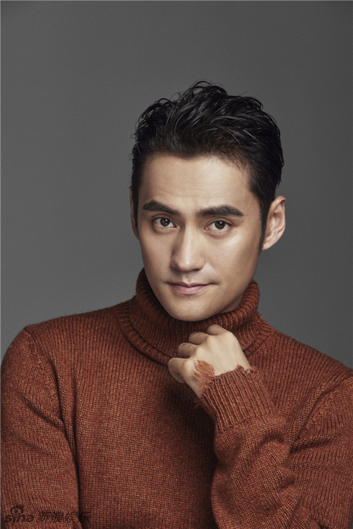 袁弘温暖潮搭变禁欲型男 五官深邃显忧郁