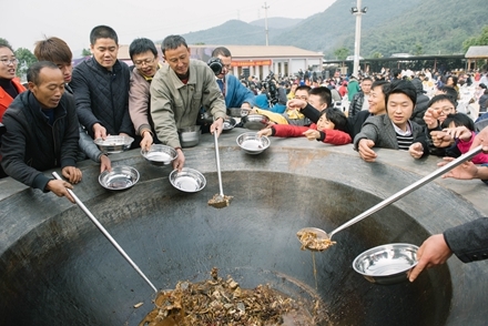 鄞州:千人甲鱼宴上百只甲鱼一锅煮 大补啊