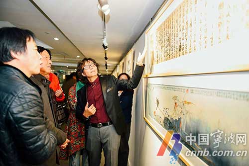 旧报纸上写字 残木头上作画 宁波这位书画家挺