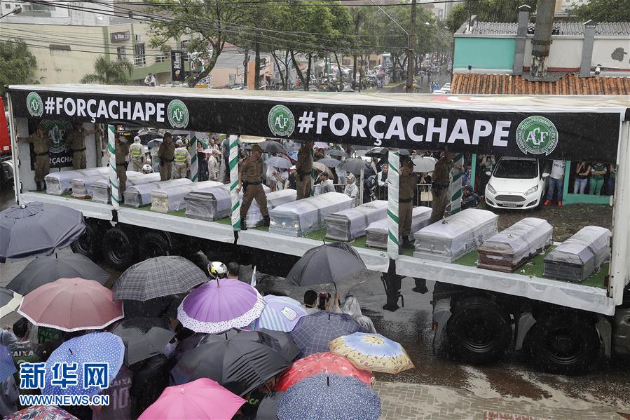 沙佩科恩斯空难遇难者遗体告别仪式举行