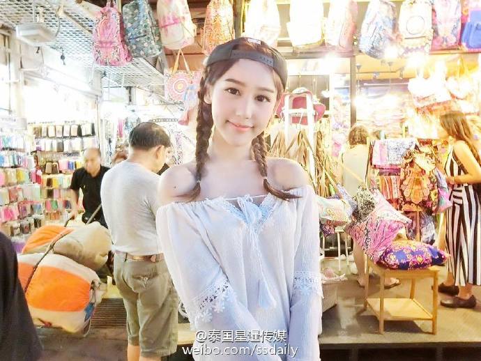 泰国一男生扮美女走红 家人同意其做变性手术