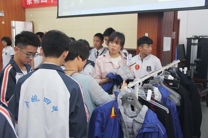 余姚四中学生自主设计"高颜值"校服 英伦风受热捧