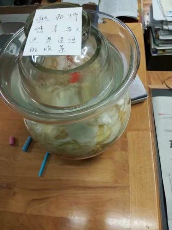 镇中学生生物选修课上做泡菜 送到食堂后被同学"秒光"
