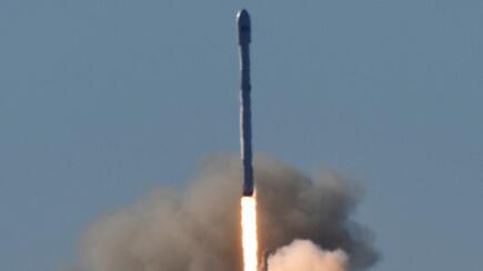 爆炸事故后美猎鹰9火箭重返太空 海上回收一级火箭