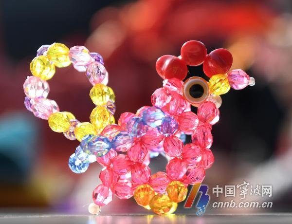 串珠小鸡萌态十足.