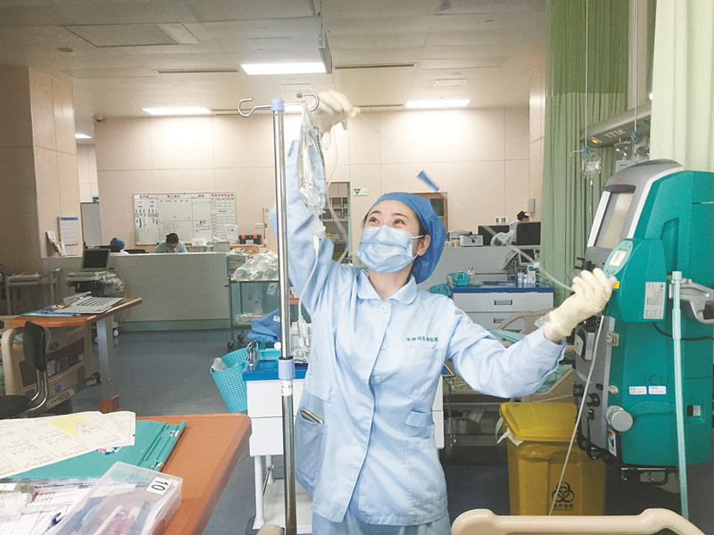 护士徐艳正在重症监护室忙碌.记者 王 莎 摄