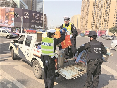 宁波违规电三轮乱象多 遏制难背后有隐情