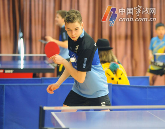 英国青少年乒乓球访华团来甬 中英小选手展球