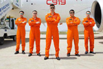 C919首飞5人机组亮相：机长总飞行已超1万小时
