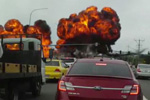 飞机从天而降撞红绿灯爆炸 场面惊险