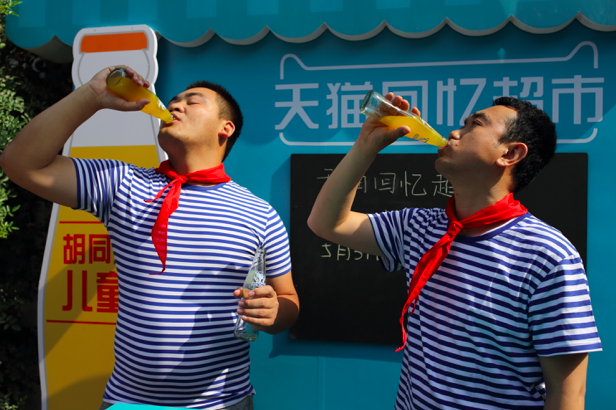 天猫618六一点燃怀旧情结,万人齐唱大风车