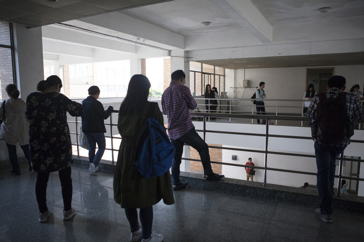 直击省公务员考录面试 浙江1.8万余考生同台比