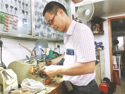 李治喜:17年服务社会的"良心锁匠-鄞州新闻网-中国宁波网