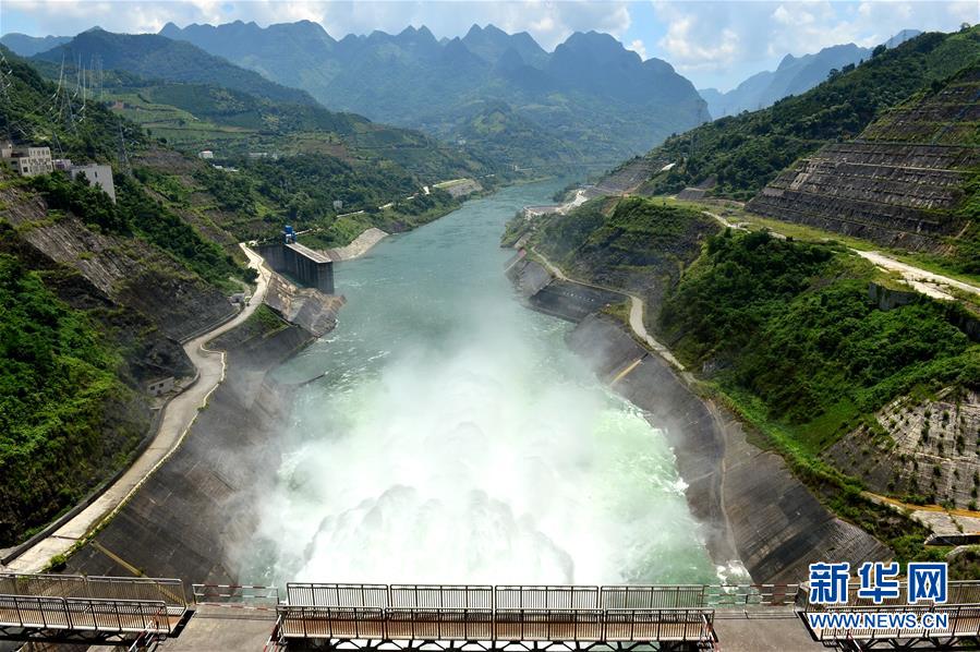 7月26日,位于广西天峨县境内的龙滩水电站正在开闸放水.