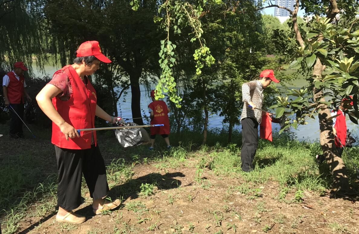 文明城市创建在行动 义务志愿者社区捡垃圾