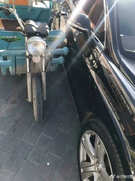 宾利被三轮车撞了 大爷赔了一把葱-新闻中心-中
