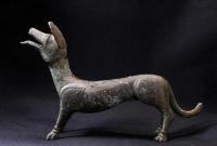 英国发现罗马时期铜制小狗雕像 伸舌头表情生动