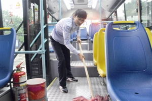 把车厢当自家客厅 余姚公交驾驶员被赞最美女