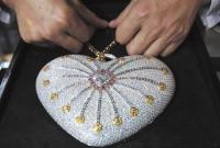 “世界最昂贵”手包将拍卖 镶嵌超过4500颗钻石(图)