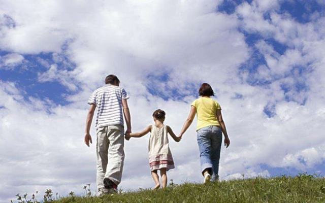 独生女留洋结婚不归 父母:当年到底该不该送她