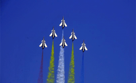 中国空军八一飞行表演队圆满完成迪拜航展首次检验性飞行表演