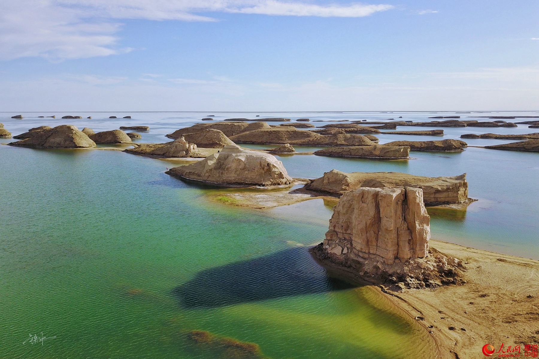 航拍柴达木盆地--美丽的湖泊