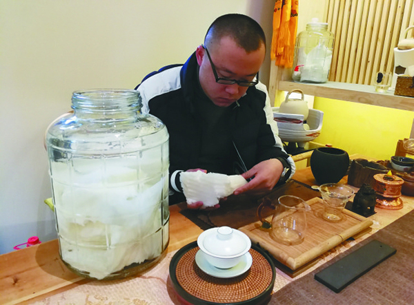 现代肩挑客深山寻宝 带几十万美元印尼热带雨