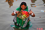 净心加祈福！千万印度信徒“佛浴节”圣河沐浴