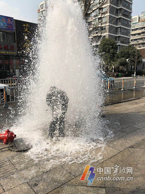 消防栓被撞断喷水不止这位抢修工冲进水柱关阀门