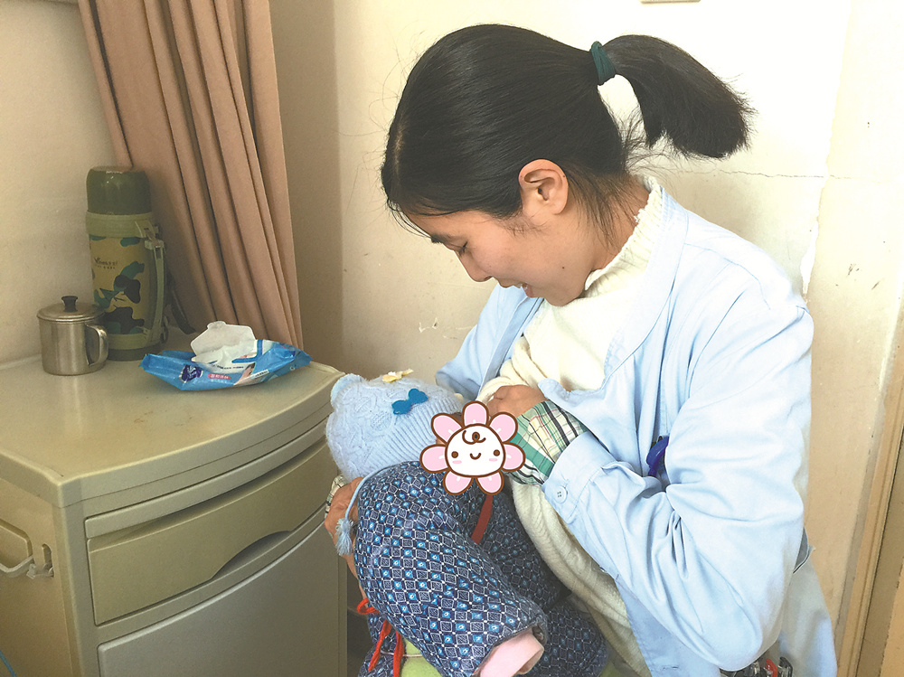 患者做手术宝宝饿得大哭 女护士解衣喂奶当起“临时妈妈”