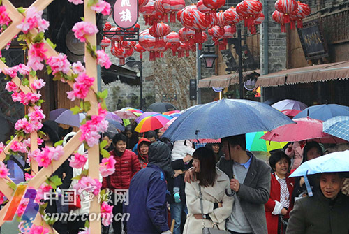 正月初一 南塘老街人流如潮年味浓