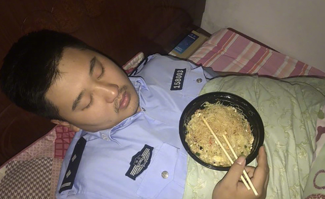 心疼!加班办案 他竟抱着半碗炒粉干睡着了