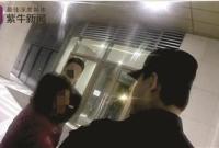 大妈花30万“打赏”男主播 街头揪住对方要求退还