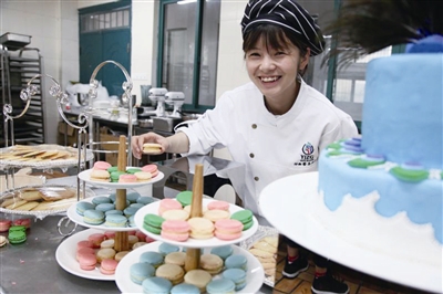 母亲节前夕 宁波一群职高生做西式感恩宴谢父