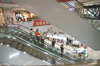彩虹服饰广场筹资80万元更换的4部扶梯昨顺利运行