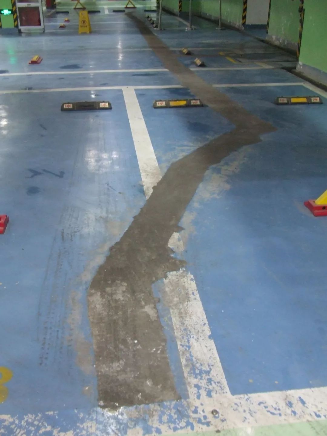余姚一高档楼盘整个地下车库渗水潮湿 有业主