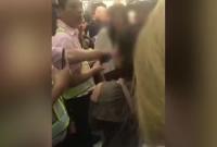 上海轨交警方通报"女子扒车门":影响运营9分钟 已罚款