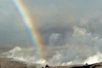 难得一见！夏威夷火山喷发口现七彩长虹