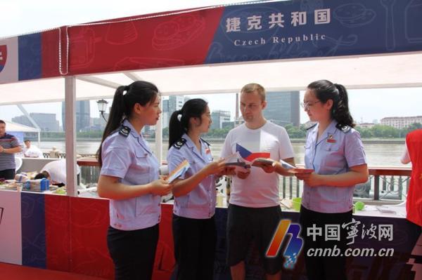 江北区国家税务局工作人员向外商宣传税收政策