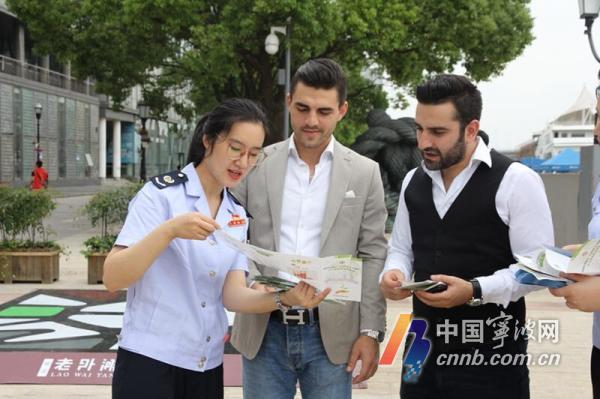 江北区国家税务局工作人员向外商宣传税收政策