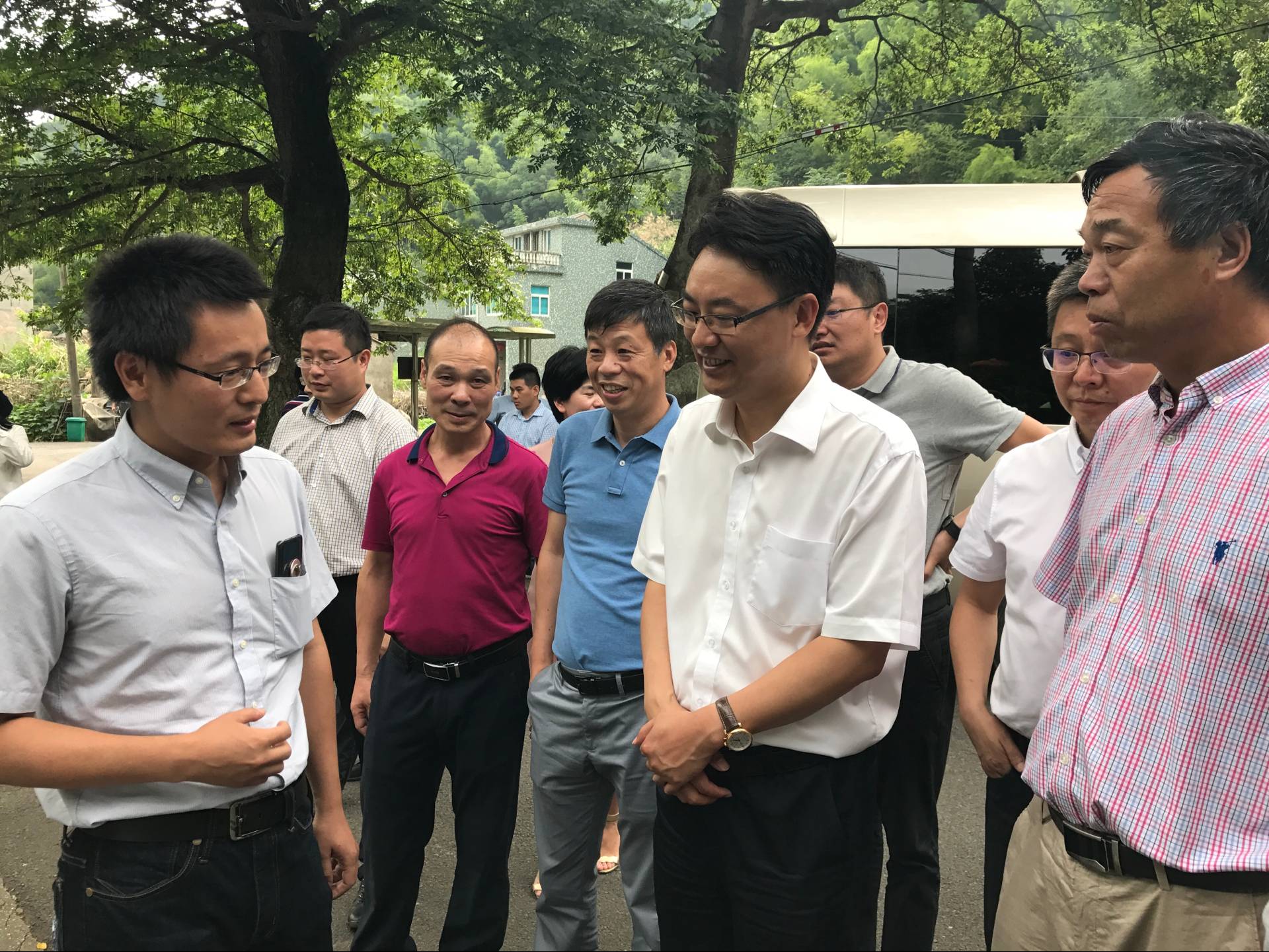 杨勇在龙潭村谈宁海民宿业发展现状及今后打算