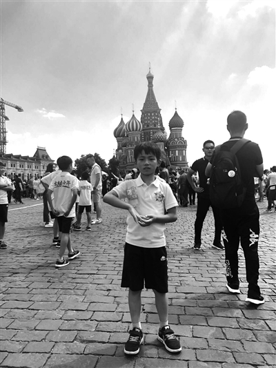 一口气能颠5000多个 宁波足球小将红场颠球惊