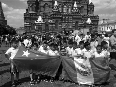 一口气能颠5000多个 宁波足球小将红场颠球惊