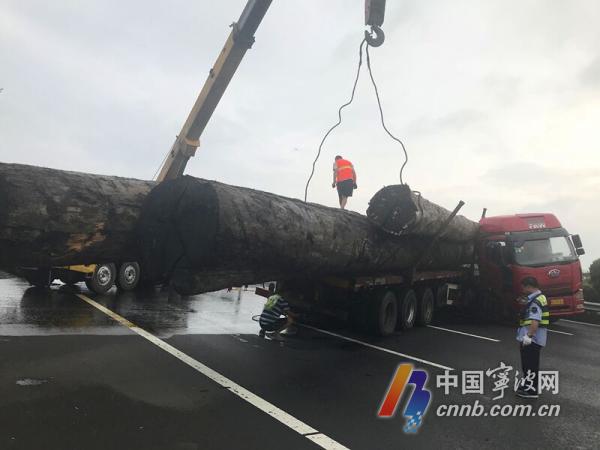 这辆半挂车悲剧了!因所载货物过长 坑了自己还