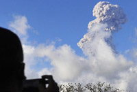 印尼阿贡火山持续喷发
